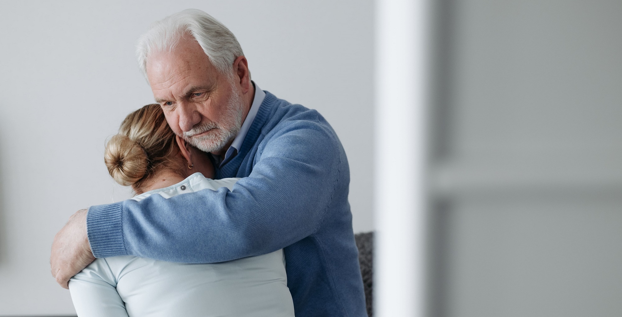 Strata i żałoba – jak sobie z nimi radzić? Psycholog odpowiada