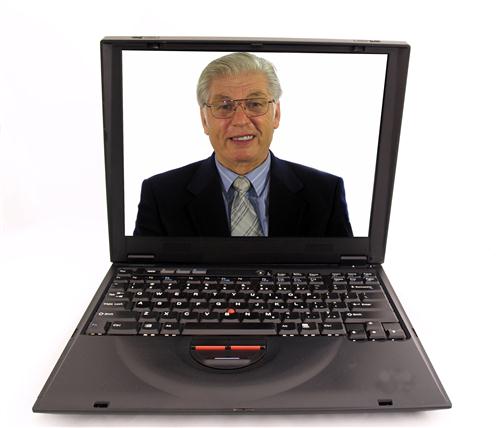 Seniorzy pracują przez Internet